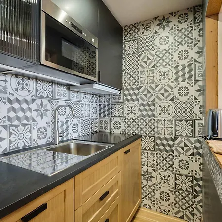 아파트 Cozy Renovated With Panoramic Mountain View